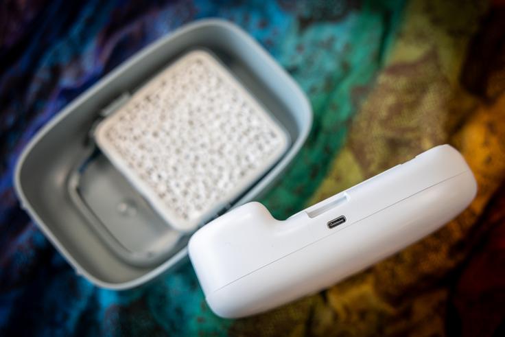 Energijo za napravo Shelfy zagotavlja njegov akumulator, ki se napaja prek USB-kabla. V načinu Eco bo posamezno polnjenje trajalo do 30 dni. | Foto: Gaja Hanuna