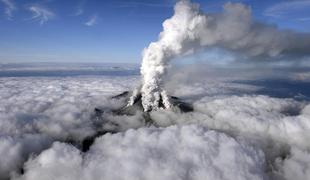 Izbruh vulkana na Japonskem: pohodniki ostali ujeti na gori (video)