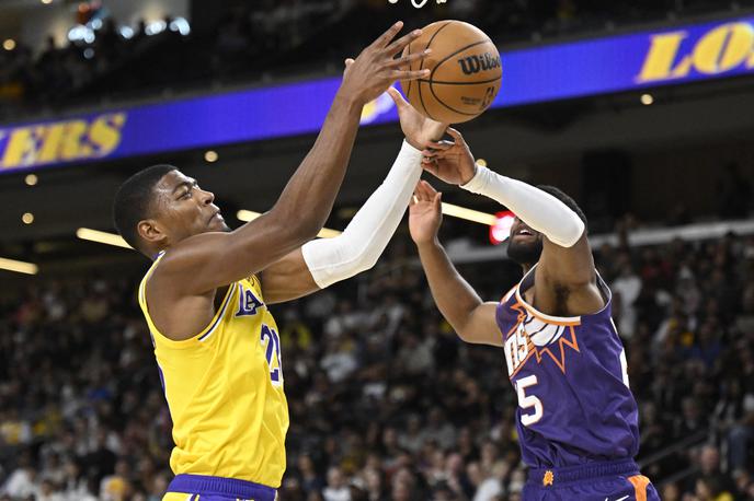 Lakers Phoenix | Los Angeles Lakers in Phoenix Suns so se merili na pripravljalni tekmi v dvorani Acrisure Arena v Palm Desertu. Tako sta se za žogo borila Rui Hachimura in Jared Butler. Jezerniki so zaigrali brez Luke Dončića, LeBrona Jamesa, Marcusa Smarta, Maxija Kleberja in Adouja Thiera. | Foto Reuters