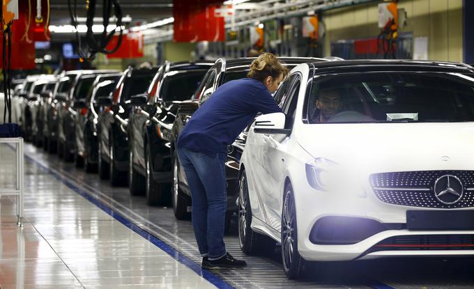 Mercedes-Benz je v Kecskemetu prvo tovarno odprl leta 2012 in od takrat tam izdelal več kot pol milijona vozil. Lani so v tej tovarni, ki leži dobrih 300 kilometrov od Lendave, izdelali 180 tisoč vozil. Mercedes tam izdeluje avtomobile razreda B, modele CLA in CLA shooting brake. | Foto: Reuters