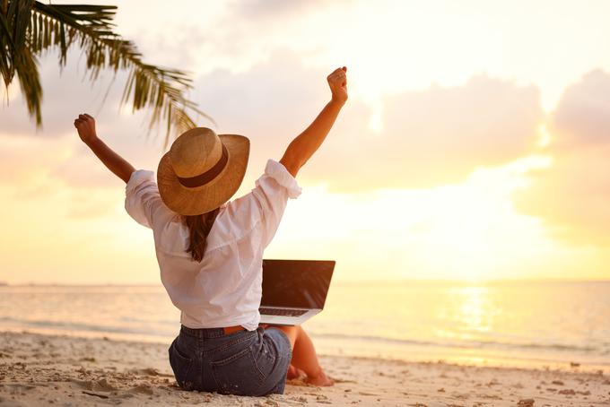 dopust, plaža, računalnik, počitnice | Foto: Shutterstock
