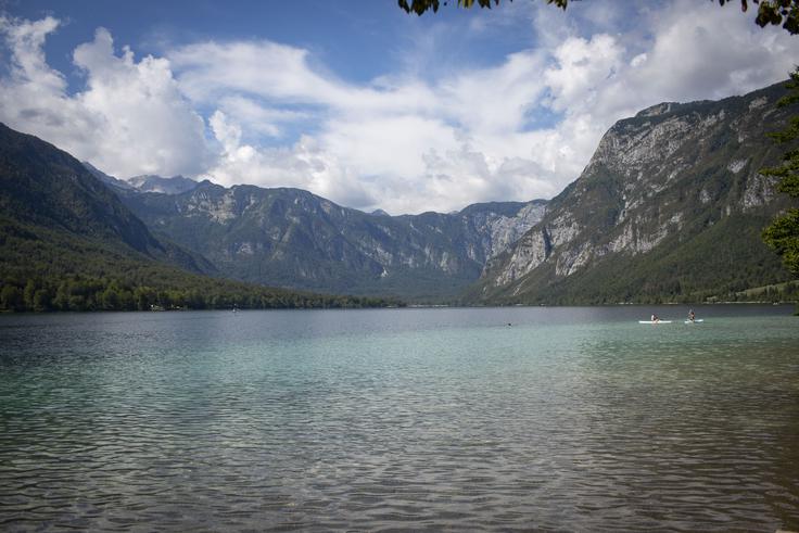  Južna obala Bohinjskega jezera je prometno zelo obremenjena. | Foto: Bojan Puhek