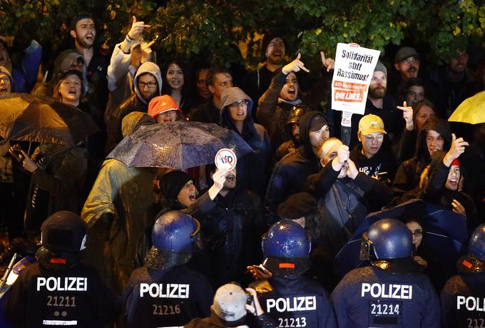 AfD ima tudi veliko nasprotnikov, ki stranko označujejo kot neonacistično oziroma kot skrajno desno. Po objavi izidov volitev so se pred sedežem AfD v Berlinu zbral nasprotniki stranke. | Foto: Reuters