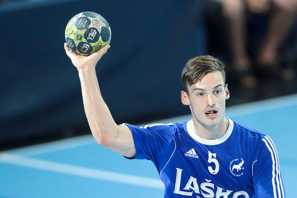 Slovenci igrišče zapustili sklonjenih glav