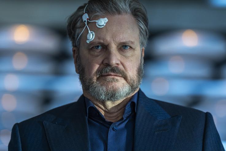 Oskarjevec Colin Firth je zaslovel z vlogami romantičnih junakov in tudi vlogo zlobneža odigra tako, da z njim sočustvujemo. | Foto: Karantanija Cinemas