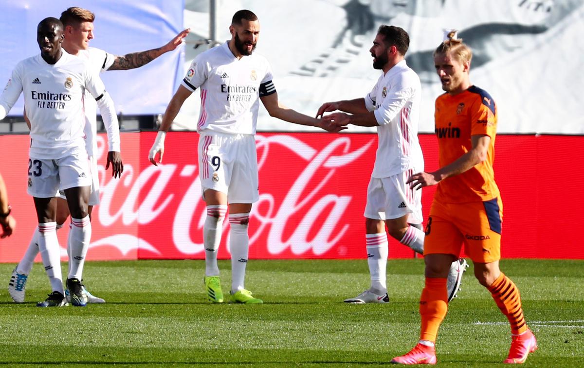 Real Madrid | Veselje nogometašev Real Madrida ob vodilnem zadetku Karima Benzemaja. | Foto Reuters