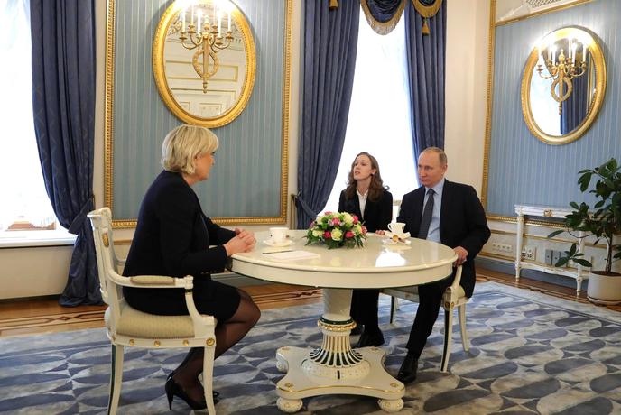 Svetlolaska, ki se je zaradi srečanja s Putinom znašla v težavah