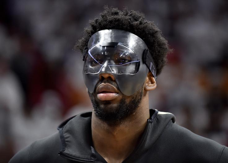 Joel Embiid je dobil zeleno luč, na obrazu pa je moral nositi masko. | Foto: Getty Images