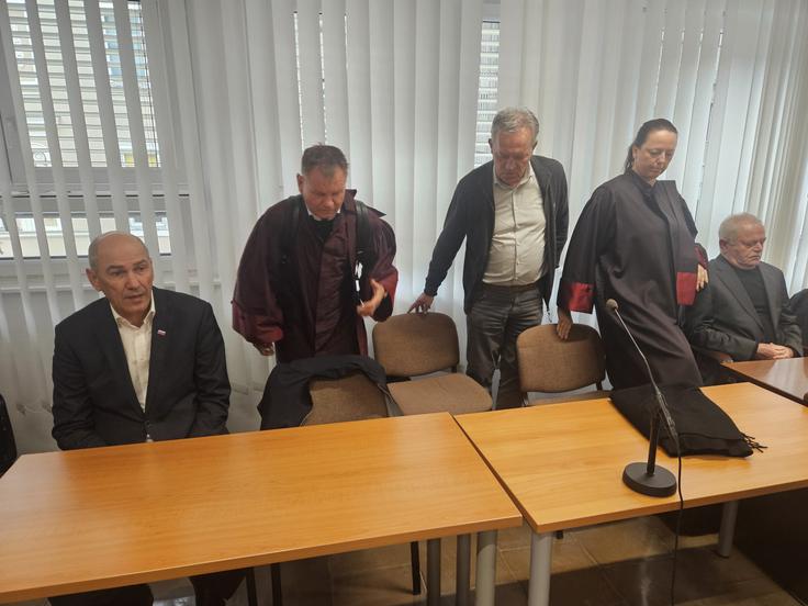 Janšev zagovornik Franci Matoz je povedal, da je znova prisiljen prepričevati sodišče, da njegova stranka ni storila ničesar nezakonitega. | Foto: STA