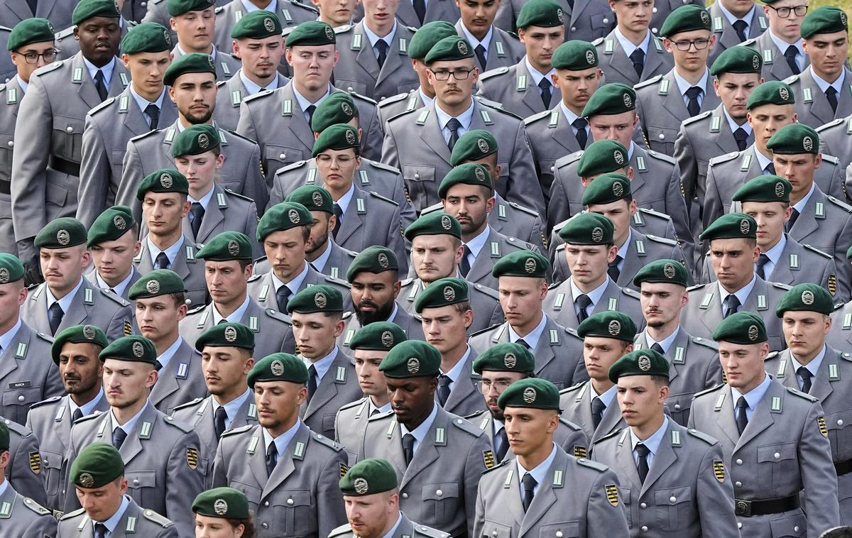 nemški nabor | Potencialni rekruti morajo pred vojaškimi zdravniki sleči hlače, ti pa nato pregledajo moda glede malformacij, denimo nespuščenih testisov ali tumorjev. | Foto Guliverimage