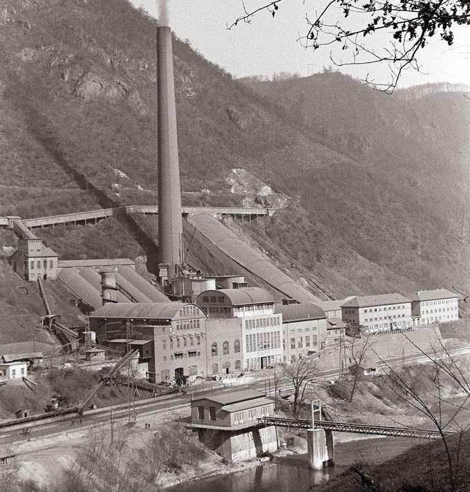 Leta 1960 so v Sloveniji tri četrtine elektrike pridobili iz vodnih virov, a je zaradi gradnje novih termoelektrarn ta delež do leta 1970 padel na malo več kot polovico, do leta 1982 pa na 28 odstotkov. Na fotografiji: Termoelektrarna Trbovlje leta 1957. | Foto: Wikimedia Commons