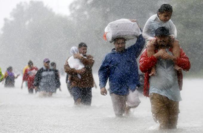 Preboj skozi poplavljena območja. Vir: Reuters
 | Foto: 