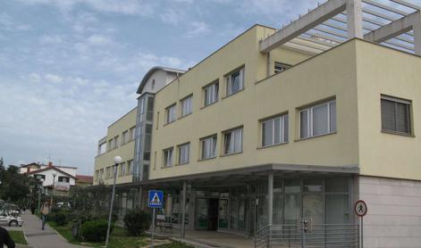 V zdravstvenem domu Izola bolnik grozil zaposlenim