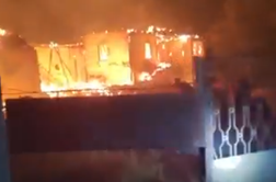 Katastrofa: zgorela skoraj cela vas, uničenih 300 hiš. Vučić na terenu.