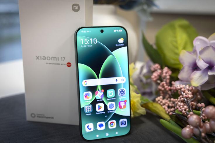 Z oblikovnega vidika Xiaomi 17 nadaljuje minimalistično oblikovno smer s tako imenovanimi krivuljami Golden Arc, za katere so prepričani, da izboljšajo oprijem naprave v roki. | Foto: Bojan Puhek