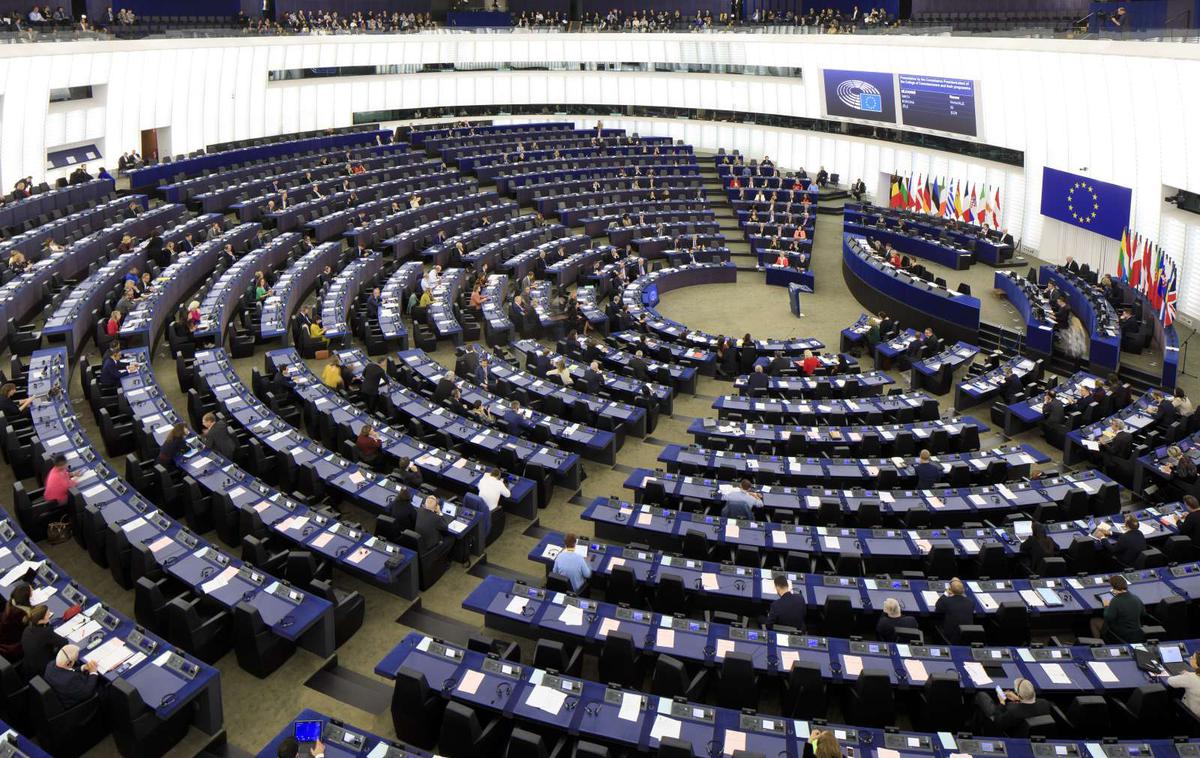 Evropski parlament | Na evropskih volitvah se obeta krepitev skrajne desnice s povečanjem števila poslancev v obeh njenih političnih skupinah v parlamentu. Gre za preslikavo njihove vse večje vloge v članicah, kjer marsikje prevzemajo vse vidnejšo vlogo v parlamentih in vladah. A dejanski vpliv na politiko EU še ni jasen, tudi zaradi neenotnosti njihovih stališč. | Foto STA