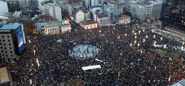 Več tisoč protestnikov zavzelo ulice Beograda #foto #video