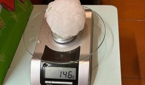 Padala toča velikanka, težka skoraj 150 gramov