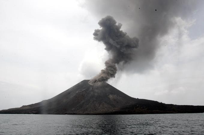 Eksplozija indonezijskega vulkana Krakatoa leta 1883 je ocenjena na 200 megaton, povzročila pa je več kot 40 metrov visoke cunamije in nekajletne spremembe vremena po svetu. | Foto: Reuters