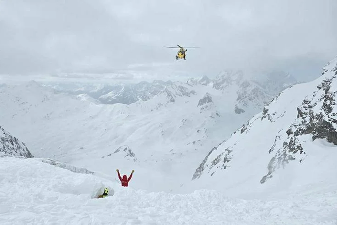 plaz, alpinisti, Južna Tirolska | Planinca, ki sta nesrečo preživela, zdravijo v bolnišnici v Bolzanu.  | Foto X/@Infofatti