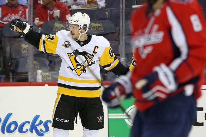 Sidney Crosby pogleduje proti 450. zadetku v ligi NHL. | Foto: Reuters