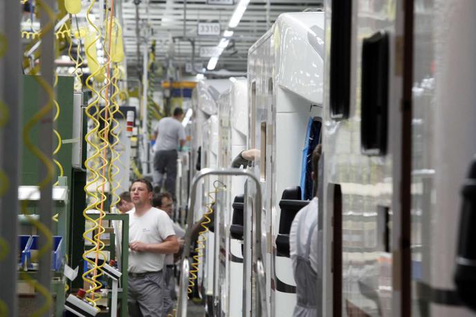 proizvodnja v tovarni Adria Mobil | Povprečna mesečna plača na zaposlenega je bila z 2.218 evri lani nominalno višja za devet odstotkov, realno pa za en odstotek. | Foto STA