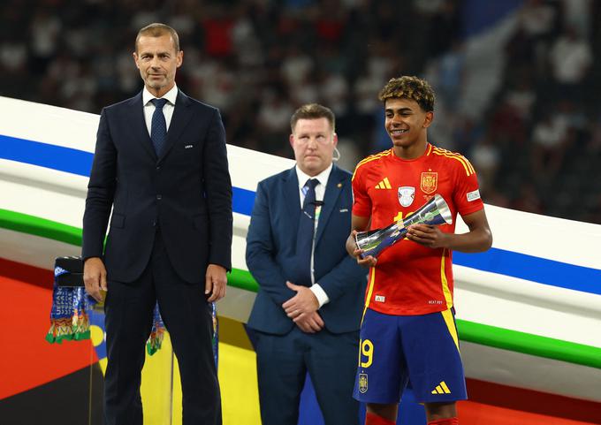 Najboljši mladi nogometaš Eura 2024 je 17-letni član Barcelone Lamine Yamal. | Foto: Reuters