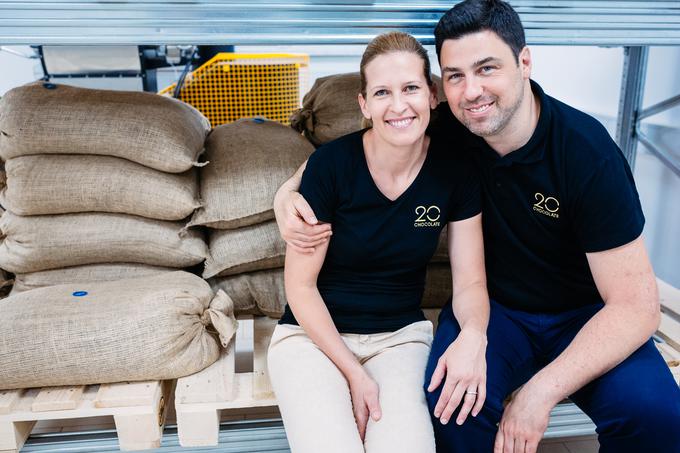 Tina in Sebastjan Kalinšek sta prva v Sloveniji, ki čokolado izdelujeta od zrna do tablice. To, kar je v tujini že nekaj časa trend, sta pred leti pripeljala k nam. | Foto: Polona Avanzo/Demokracija