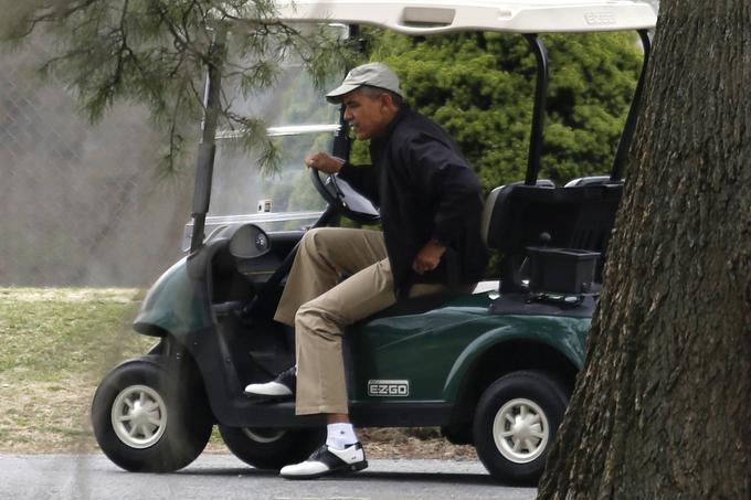 Prizor z golfišča na posestvu Camp David. Tole je eno od dveh vozil, katerih volan je v osmih letih v Beli hiši zgrabil predsednik ZDA v odhajanju Barack Obama (in pri čemer mu za ovratnik niso dihali tajni agenti). | Foto: Reuters