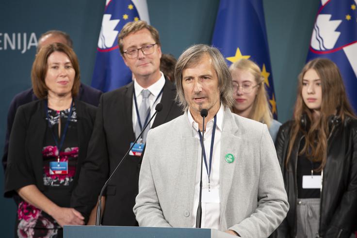 "Danes delati novo stranko s plačo evropskega poslanca druge stranke – je kredibilnost malo na steroidih." S tem je očitek o integriteti s splošne ravni neposredno naslovil na Prebiličevo politično ravnanje. | Foto: Bojan Puhek