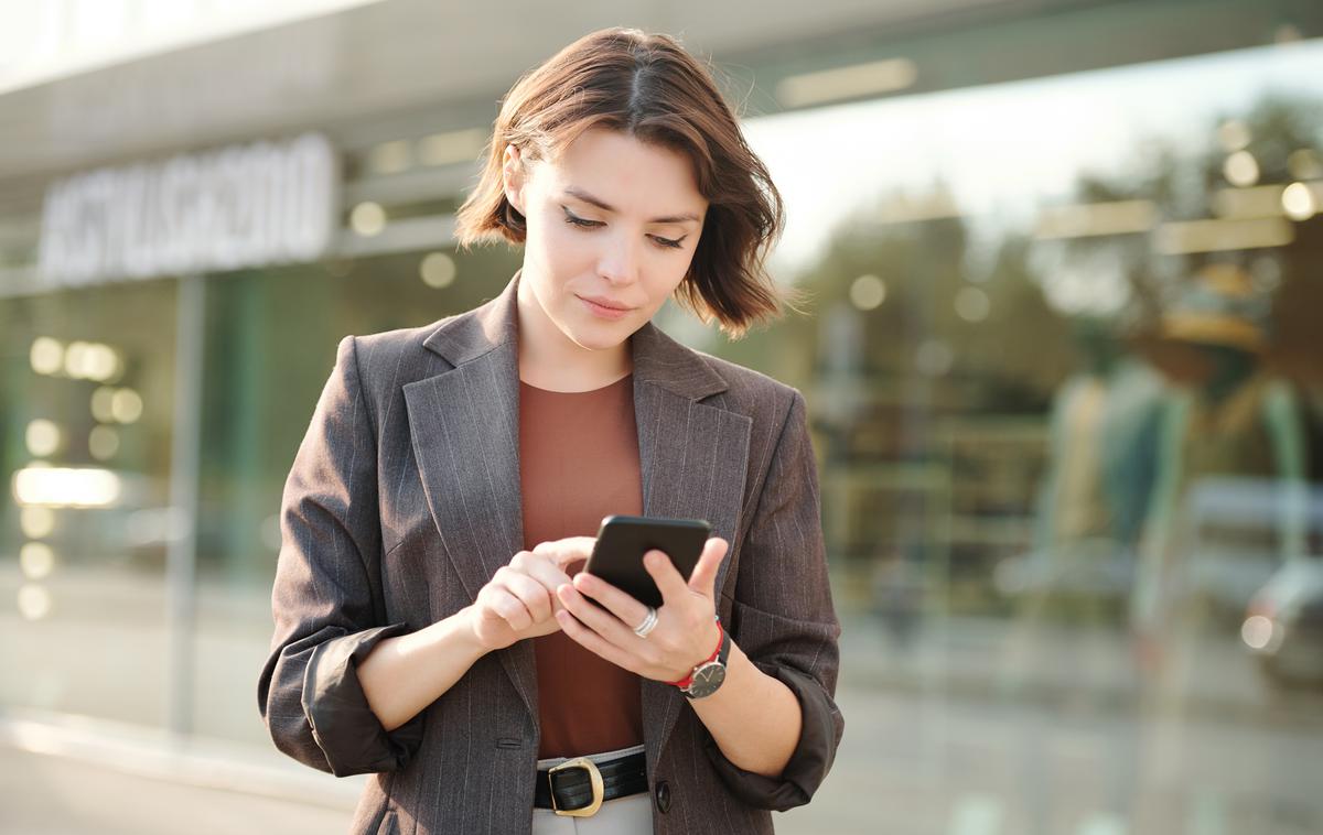 ženska, dekle, telefon, posel, kariera | Foto Shutterstock