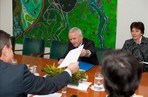Pri dovoljenjih za prevzeme preveč formalizma