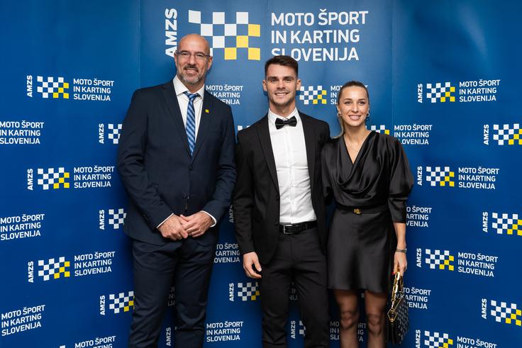 Tim Gajser na slavnostnem večeru AMZS z novim predsednikom AMZS Marko Belšakom in zaročenko Špelo Motaln, s katero se bosta poročila prihodnje leto. | Foto: AMZS/Damjan Končar