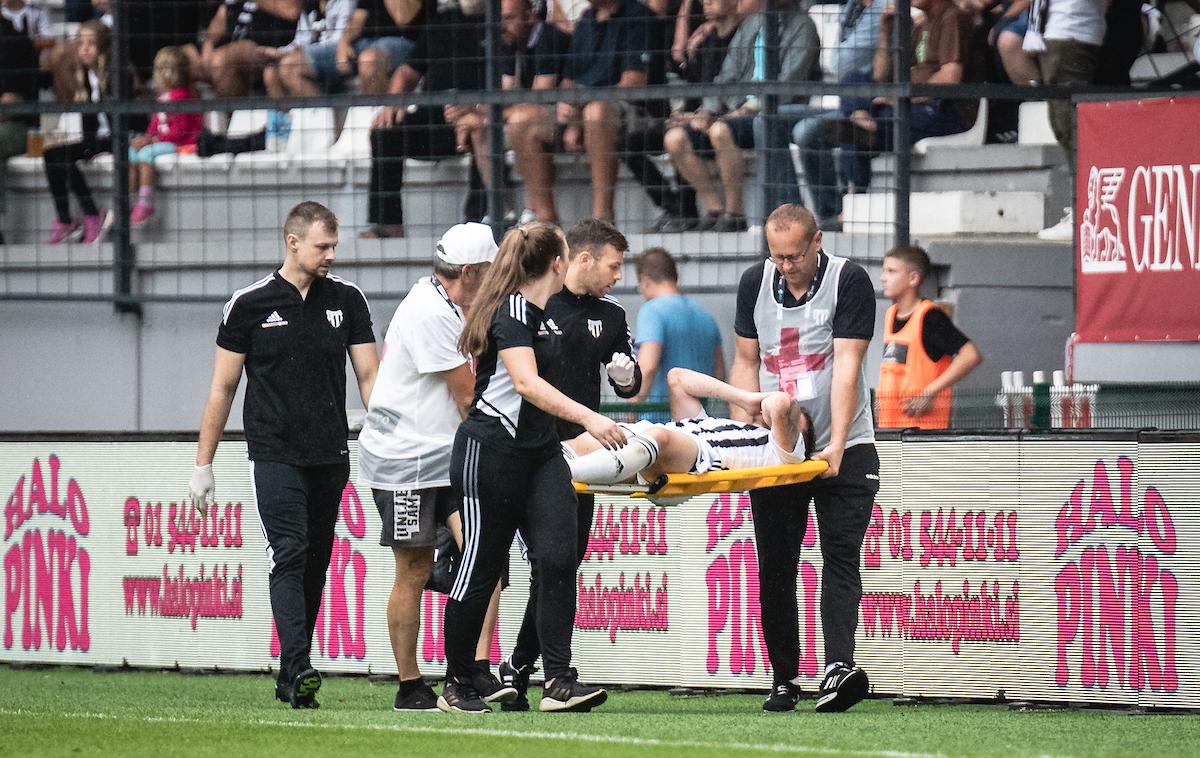 NK Mura NK Domžale | Kai Cipot je utrpel poškodbo in igrišče zapustil na nosilih. | Foto Blaž Weindorfer/Sportida