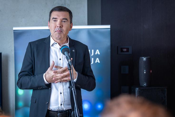 "Od začetka februarja, ko smo na Emi izbrali svojega predstavnika na letošnji Pesmi Evrovizije v Švici, je za ekipo, ki stoji ob Klemnu, gotovo velikansko delo," je dejal Mario Galunič. | Foto: Gaja Hanuna