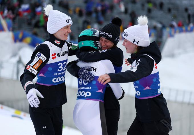 "Odvalila se mi je kar cel skala," je po zmagi dejala Prevc, ki so jo tako objele rojakinje. V soboto sledi na tej napravi še ženska ekipna tekma. | Foto: Reuters