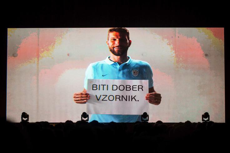 Kapetan slovenske izbrane vrste Boštjan Cesar je v petek novo točko Chieva v serie A pozdravil s klopi. | Foto: Vid Ponikvar