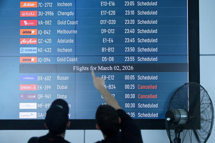 Nekatere letalske družbe so ponovno vzpostavile redne linije, tudi iz Dubaja. Vendar med njimi še ni družbe FlyDubai, ki leti na redni liniji v Ljubljano. | Foto: Reuters