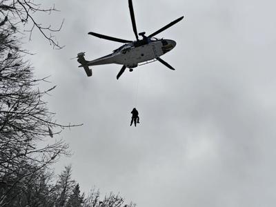 Policijski helikopter posredoval pri reševanju mlajšega pohodnika