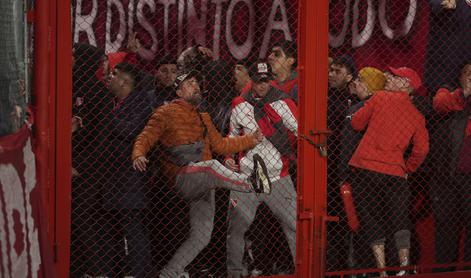 Kaos v Argentini: 90 aretiranih, deset poškodovanih