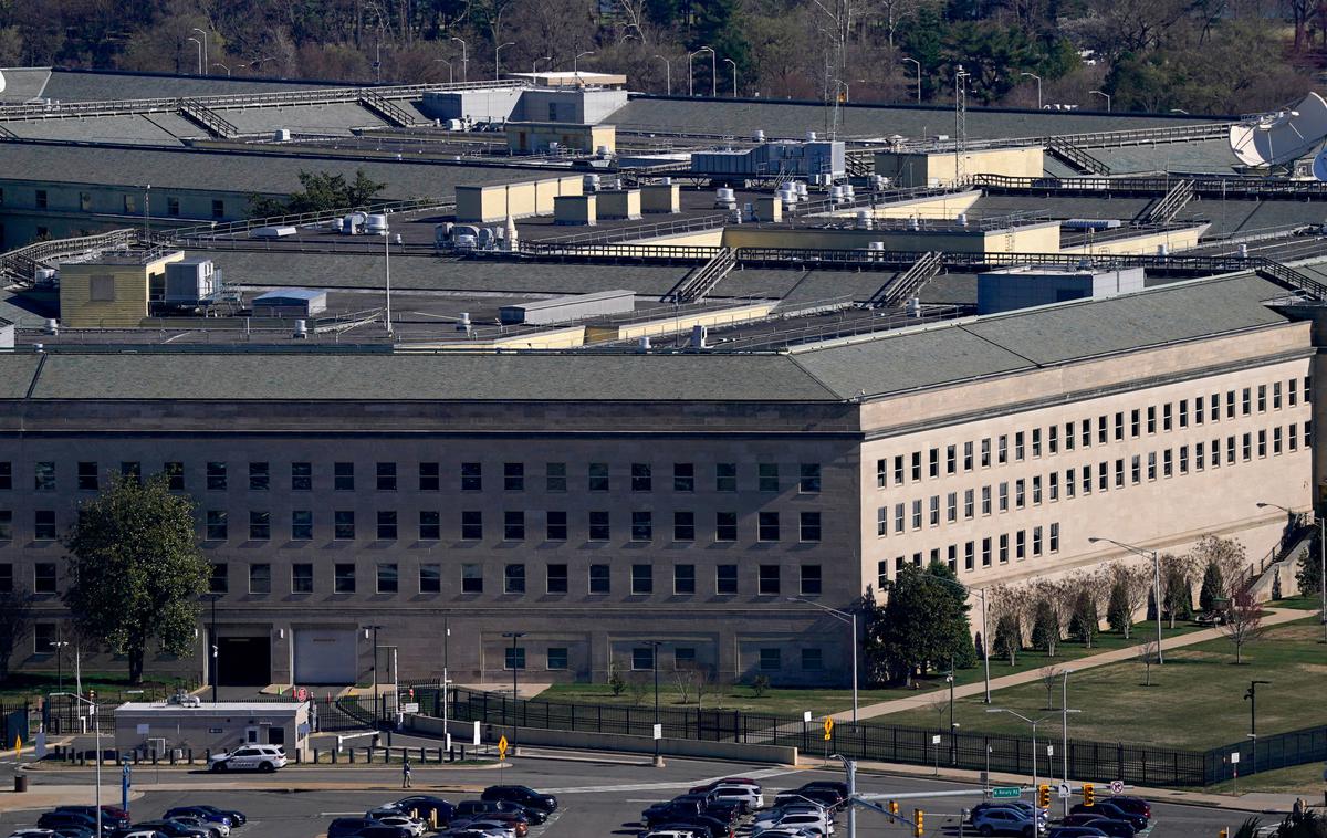 Pentagon, Washington, D.C | Novinarske hiše in novinarji so se odločili za vrnitev akreditacij in slovo. Poslopje je zapustilo okrog 50 novinarjev, ki so redno poročali o ameriški vojski in obrambni politiki. | Foto Reuters