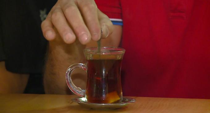 V Turčiji med kosilom pogosto pijejo pijačo iz jogurta, vode in soli, po kosilu pa pravi črni čaj. | Foto: Planet TV