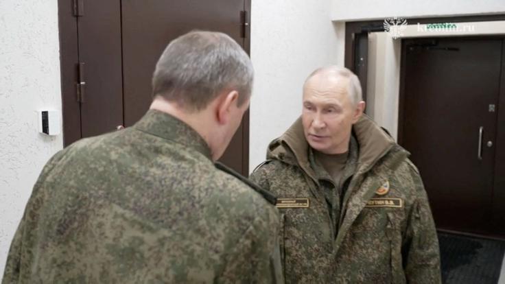 Ruski predsednik Vladimir Putin je obiskal eno od poveljniških mest ruskih oboroženih sil. | Foto: Reuters