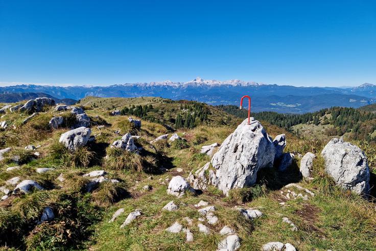 Večina, ki pride iz Prtovča se povzpne samo na Gladki vrh, a pravzaprav je najvišji vrh Ratitovca Altemaver. | Foto: Matej Podgoršek