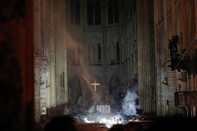Nekaj manj kot 12 ur po požaru se je začela mednarodna akcija zbiranja denarja za obnovo cerkve.
 | Foto: Reuters