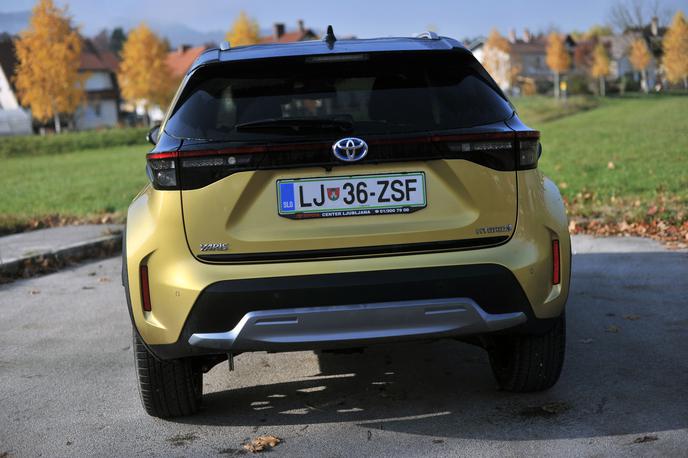 Toyota yaris cross | Med znamkami, ki so letos najbolj povečale število registracij, so Toyota, Opel, Mercedes-Benz in Jeep. Pri Toyoti število registracij poganja predvsem yaris cross, aktualni zmagovalec izbora Slovenski avto leta. | Foto Gregor Pavšič