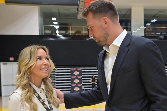Luka Dončić Jeanie Buss | Jeanie Buss in Luka Dončić sta v središču novega obdobja Los Angeles Lakersov, zdaj pa je prihodnost prve dame kluba znova postala predmet velikega družinskega spora. | Foto Guliverimage