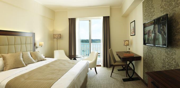 Prebudite se v prijetno urejenih sobah s pogledom na morje. | Foto: 