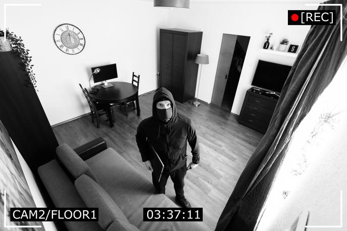 Ropar, tat, kraja, vlom | Policisti so tatu po prijetju zasegli vlomilsko orodje, v nadaljnjem postopku pa so našli tudi manjšo količino prepovedane droge. Osumljencu so odvzeli prostost zaradi suma kaznivega dejanja velike tatvine. | Foto Shutterstock