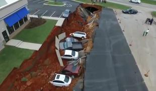 Velikanska luknja pogoltnila najmanj 12 avtomobilov (video)